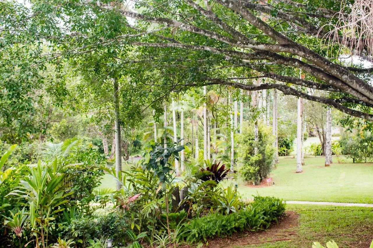 Sunshine Valley Cottages Woombye Lodge